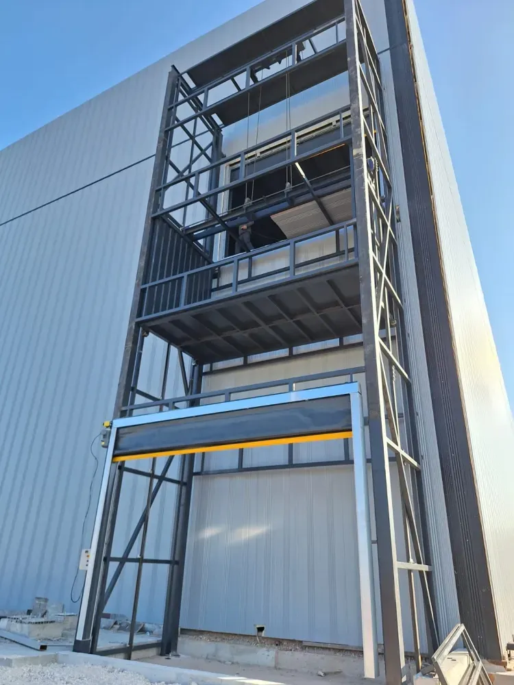 30 Ton Kapasiteli Ağır Sanayi Tipi Yük Asansörü ve Çelik Konstrüksiyon Uygulaması